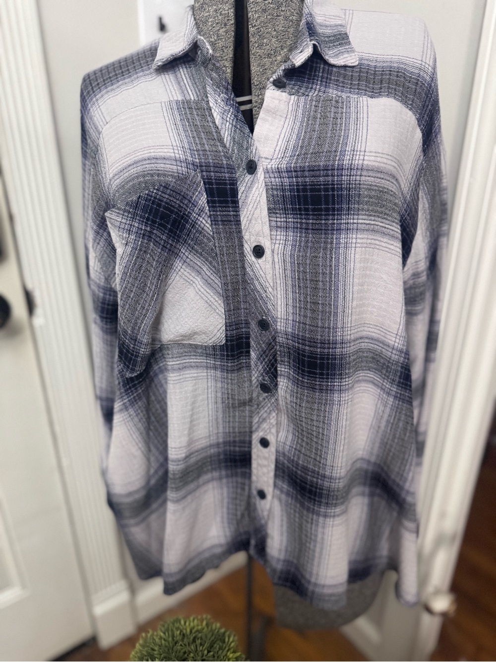 Women’s Urban Outfitters BDG Navy and White Plaid Button-Up Shirt Medium